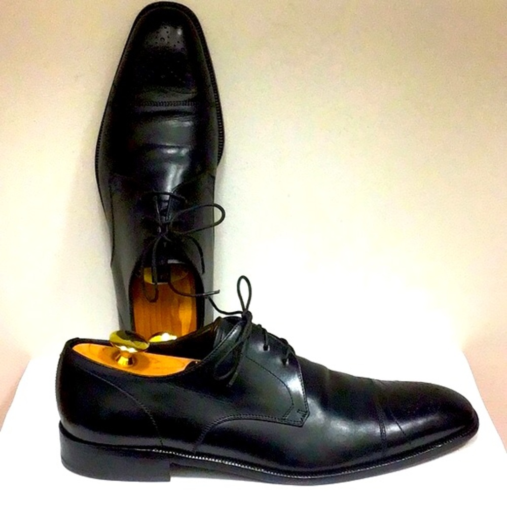 FERRAGAMO Black Oxfords
